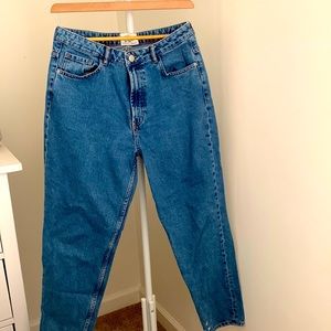 Cute high waisted boyfriend jeans.